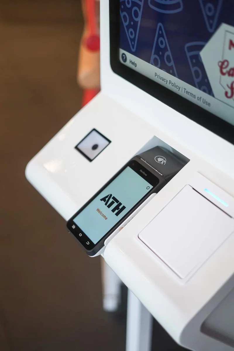 Detalle del lector ATH Móvil integrado en un kiosco My Cloud Menu