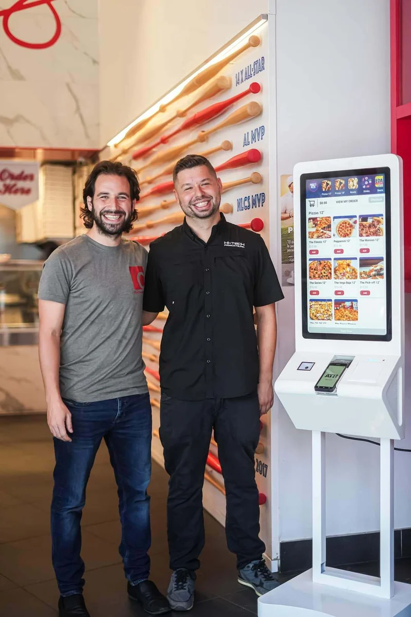 Equipo de Pudge’s Pizza junto al kiosco My Cloud Menu
